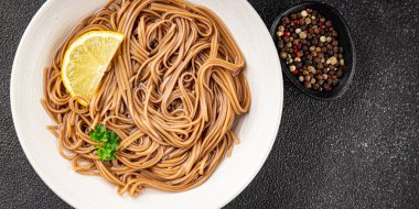 Karabuğday eriştesi soba kâsesi taze Asya mutfağı masada kırsal yiyecekler üst tarafta fotokopi alanı.