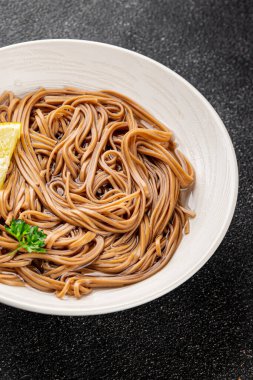 Karabuğday eriştesi soba kâsesi taze Asya mutfağı masada kırsal yiyecekler üst tarafta fotokopi alanı.