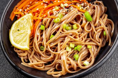 Karabuğday eriştesi soba kâsesi taze Asya mutfağı masada kırsal yiyecekler üst tarafta fotokopi alanı.