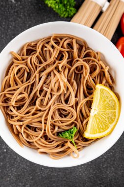 Karabuğday eriştesi soba kâsesi taze Asya mutfağı masada kırsal yiyecekler üst tarafta fotokopi alanı.