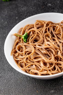 Karabuğday eriştesi soba kâsesi taze Asya mutfağı masada kırsal yiyecekler üst tarafta fotokopi alanı.