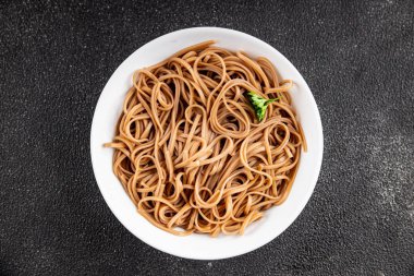 Karabuğday eriştesi soba kâsesi taze Asya mutfağı masada kırsal yiyecekler üst tarafta fotokopi alanı.