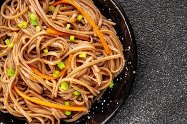 Karabuğday eriştesi soba kâsesi taze Asya mutfağı masada kırsal yiyecekler üst tarafta fotokopi alanı.