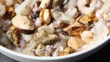 Deniz ürünleri, midye, karides, karides, rapan, mürekkep balığı, taze gurme yemek arkaplanı masanın üzerinde rustik yiyecekler üst görünüm fotokopi alanı pesseeter diyet