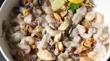 Deniz ürünleri, midye, karides, karides, rapan, mürekkep balığı, taze gurme yemek arkaplanı masanın üzerinde rustik yiyecekler üst görünüm fotokopi alanı pesseeter diyet