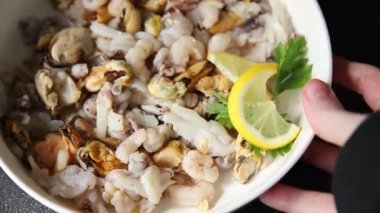 Deniz ürünleri, midye, karides, karides, rapan, mürekkep balığı, taze gurme yemek arkaplanı masanın üzerinde rustik yiyecekler üst görünüm fotokopi alanı pesseeter diyet