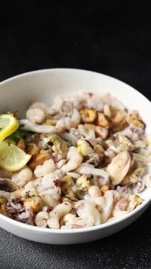 Deniz ürünleri, midye, karides, karides, rapan, mürekkep balığı, taze gurme yemek arkaplanı masanın üzerinde rustik yiyecekler üst görünüm fotokopi alanı pesseeter diyet