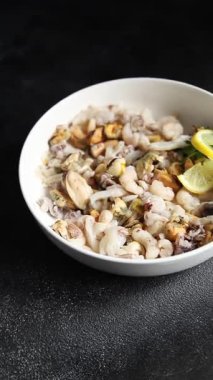 Deniz ürünleri, midye, karides, karides, rapan, mürekkep balığı, taze gurme yemek arkaplanı masanın üzerinde rustik yiyecekler üst görünüm fotokopi alanı pesseeter diyet