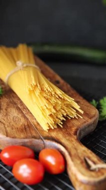 Spagetti, çiğ makarna, buğday, mısır gevreği, doğal yemek. Masanın üstünde taze yemek.