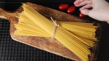 Spagetti, çiğ makarna, buğday, mısır gevreği, doğal yemek. Masanın üstünde taze yemek.