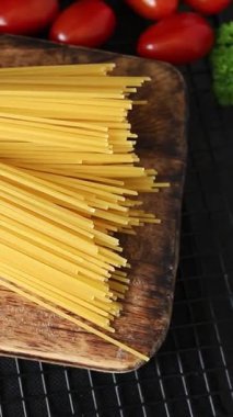 Spagetti, çiğ makarna, buğday, mısır gevreği, doğal yemek. Masanın üstünde taze yemek.