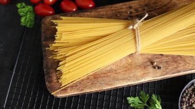 Spagetti, çiğ makarna, buğday, mısır gevreği, doğal yemek. Masanın üstünde taze yemek.