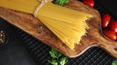 Spagetti, çiğ makarna, buğday, mısır gevreği, doğal yemek. Masanın üstünde taze yemek.