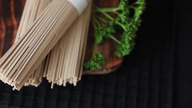 Karabuğday eriştesi çiğ soba lezzetli yemek masasında Asya mutfağı kırsal yiyecekleri fotokopi alanı üzerinde