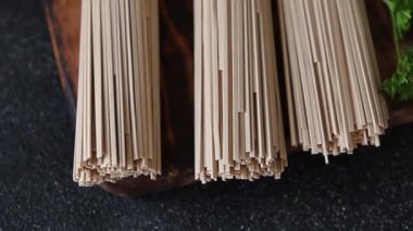 Karabuğday eriştesi çiğ soba lezzetli yemek masasında Asya mutfağı kırsal yiyecekleri fotokopi alanı üzerinde