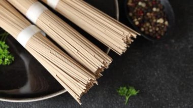 Karabuğday eriştesi çiğ soba lezzetli yemek masasında Asya mutfağı kırsal yiyecekleri fotokopi alanı üzerinde