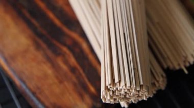 Karabuğday eriştesi çiğ soba lezzetli yemek masasında Asya mutfağı kırsal yiyecekleri fotokopi alanı üzerinde