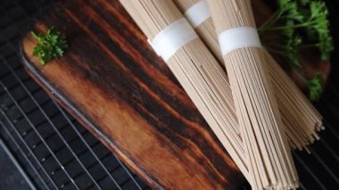 Karabuğday eriştesi çiğ soba lezzetli yemek masasında Asya mutfağı kırsal yiyecekleri fotokopi alanı üzerinde