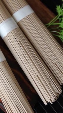 Karabuğday eriştesi çiğ soba lezzetli yemek masasında Asya mutfağı kırsal yiyecekleri fotokopi alanı üzerinde