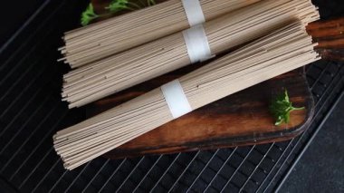 Karabuğday eriştesi çiğ soba lezzetli yemek masasında Asya mutfağı kırsal yiyecekleri fotokopi alanı üzerinde