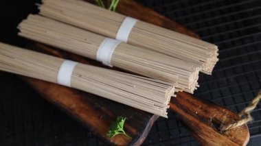 Karabuğday eriştesi çiğ soba lezzetli yemek masasında Asya mutfağı kırsal yiyecekleri fotokopi alanı üzerinde