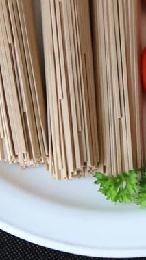 Karabuğday eriştesi çiğ soba lezzetli yemek masasında Asya mutfağı kırsal yiyecekleri fotokopi alanı üzerinde