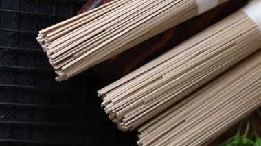 Karabuğday eriştesi çiğ soba lezzetli yemek masasında Asya mutfağı kırsal yiyecekleri fotokopi alanı üzerinde