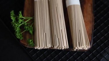 Karabuğday eriştesi çiğ soba lezzetli yemek masasında Asya mutfağı kırsal yiyecekleri fotokopi alanı üzerinde