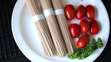 Karabuğday eriştesi çiğ soba lezzetli yemek masasında Asya mutfağı kırsal yiyecekleri fotokopi alanı üzerinde