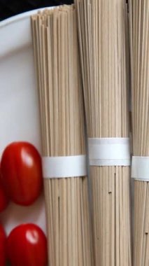 Karabuğday eriştesi çiğ soba lezzetli yemek masasında Asya mutfağı kırsal yiyecekleri fotokopi alanı üzerinde