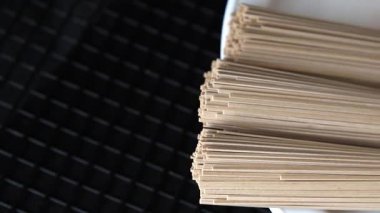 Karabuğday eriştesi çiğ soba lezzetli yemek masasında Asya mutfağı kırsal yiyecekleri fotokopi alanı üzerinde