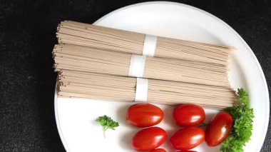 Karabuğday eriştesi çiğ soba lezzetli yemek masasında Asya mutfağı kırsal yiyecekleri fotokopi alanı üzerinde