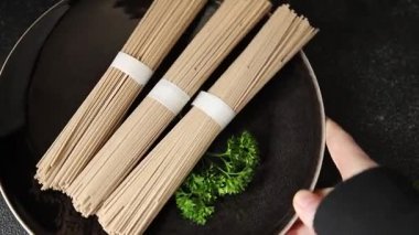 Karabuğday eriştesi çiğ soba lezzetli yemek masasında Asya mutfağı kırsal yiyecekleri fotokopi alanı üzerinde