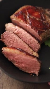 Ördek göğsü rosto et kümes hayvanları taze lezzetli gurme yemek arkaplan masa üzerinde rustik gıda üst görünüm fotokopi alanı