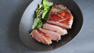 Ördek göğsü rosto et kümes hayvanları taze lezzetli gurme yemek arkaplan masa üzerinde rustik gıda üst görünüm fotokopi alanı