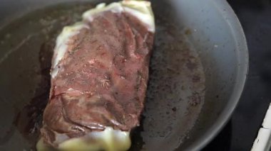 Ördek göğsü rosto et kümes hayvanları taze lezzetli gurme yemek arkaplan masa üzerinde rustik gıda üst görünüm fotokopi alanı