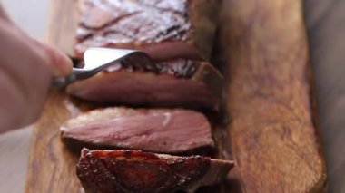 Ördek göğsü rosto et kümes hayvanları taze lezzetli gurme yemek arkaplan masa üzerinde rustik gıda üst görünüm fotokopi alanı