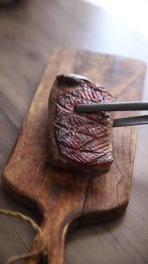 Ördek göğsü rosto et kümes hayvanları taze lezzetli gurme yemek arkaplan masa üzerinde rustik gıda üst görünüm fotokopi alanı