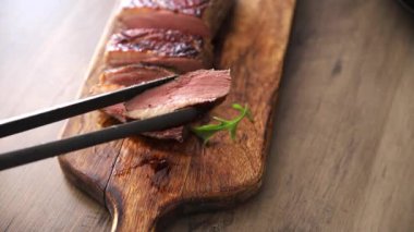 Ördek göğsü rosto et kümes hayvanları taze lezzetli gurme yemek arkaplan masa üzerinde rustik gıda üst görünüm fotokopi alanı