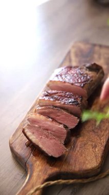 Ördek göğsü rosto et kümes hayvanları taze lezzetli gurme yemek arkaplan masa üzerinde rustik gıda üst görünüm fotokopi alanı