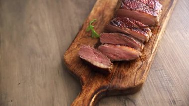 Ördek göğsü rosto et kümes hayvanları taze lezzetli gurme yemek arkaplan masa üzerinde rustik gıda üst görünüm fotokopi alanı