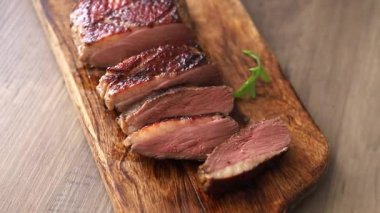 Ördek göğsü rosto et kümes hayvanları taze lezzetli gurme yemek arkaplan masa üzerinde rustik gıda üst görünüm fotokopi alanı