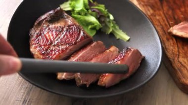 Ördek göğsü rosto et kümes hayvanları taze lezzetli gurme yemek arkaplan masa üzerinde rustik gıda üst görünüm fotokopi alanı