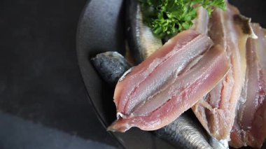 Sardalya çiğ balığı fileto deniz ürünleri ançüezli fileto taze leziz gurme yemek arkaplan masanın üzerinde rustik gıda üst görünümü fotokopi alanı pesseeter diyet