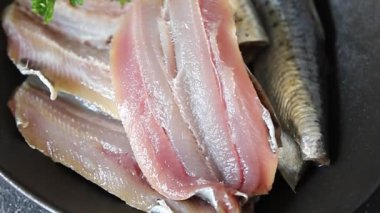 Sardalya çiğ balığı fileto deniz ürünleri ançüezli fileto taze leziz gurme yemek arkaplan masanın üzerinde rustik gıda üst görünümü fotokopi alanı pesseeter diyet