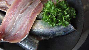 Sardalya çiğ balığı fileto deniz ürünleri ançüezli fileto taze leziz gurme yemek arkaplan masanın üzerinde rustik gıda üst görünümü fotokopi alanı pesseeter diyet