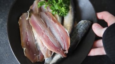 Sardalya çiğ balığı fileto deniz ürünleri ançüezli fileto taze leziz gurme yemek arkaplan masanın üzerinde rustik gıda üst görünümü fotokopi alanı pesseeter diyet