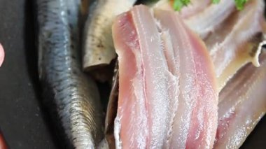 Sardalya çiğ balığı fileto deniz ürünleri ançüezli fileto taze leziz gurme yemek arkaplan masanın üzerinde rustik gıda üst görünümü fotokopi alanı pesseeter diyet