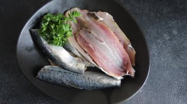 Sardalya çiğ balığı fileto deniz ürünleri ançüezli fileto taze leziz gurme yemek arkaplan masanın üzerinde rustik gıda üst görünümü fotokopi alanı pesseeter diyet