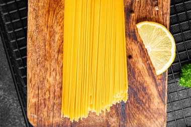 Makarna spagetti çiğ kamış buğday malzemesi masaya taze yemek kırsal yemek üst görünüm uzay yiyecek arka plan fotokopisi